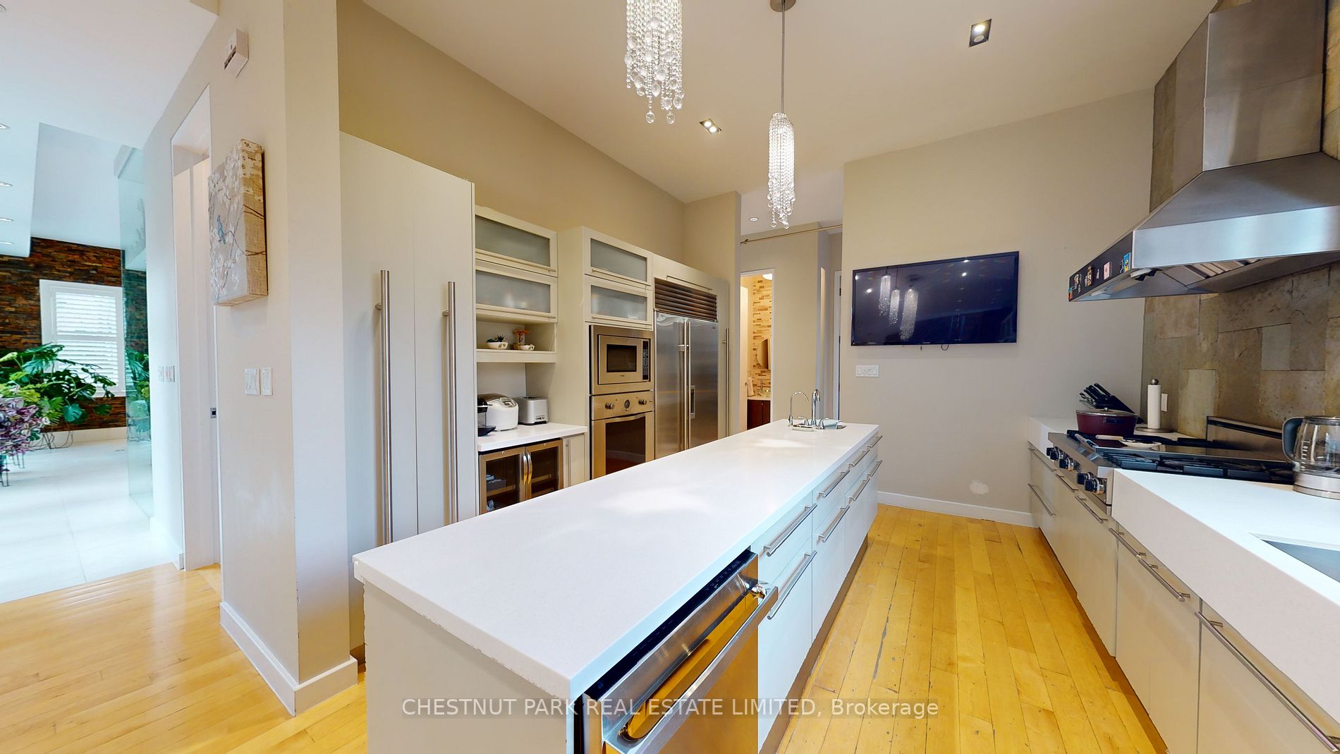 8 Forest Heights Blvd