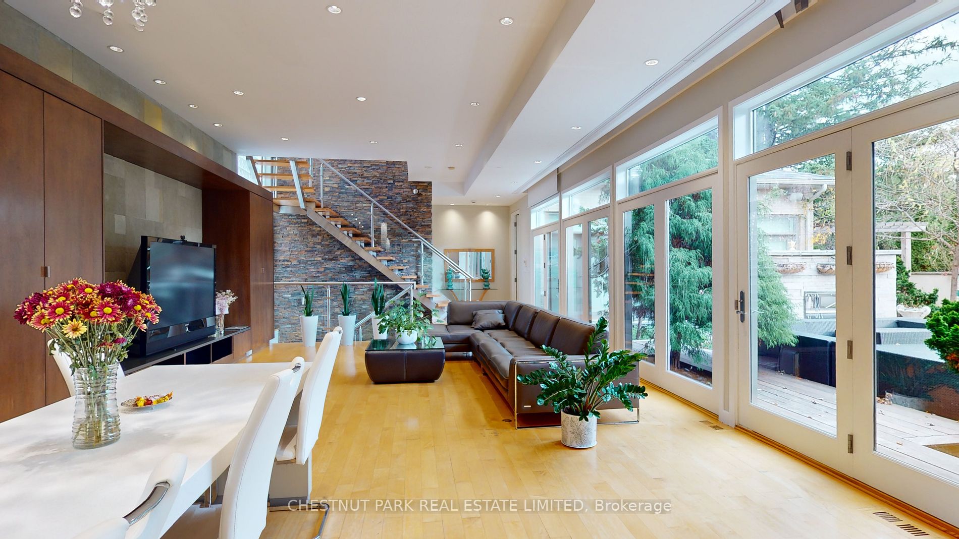 8 Forest Heights Blvd