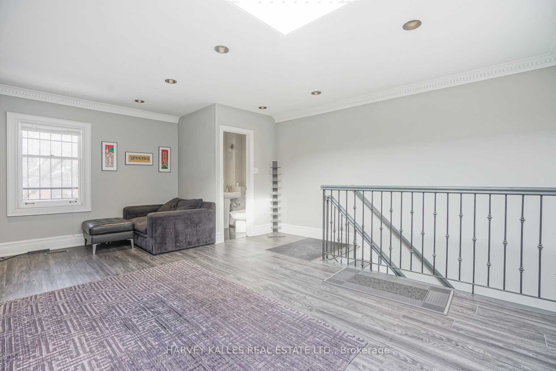518 Eglinton Ave E, #Upper