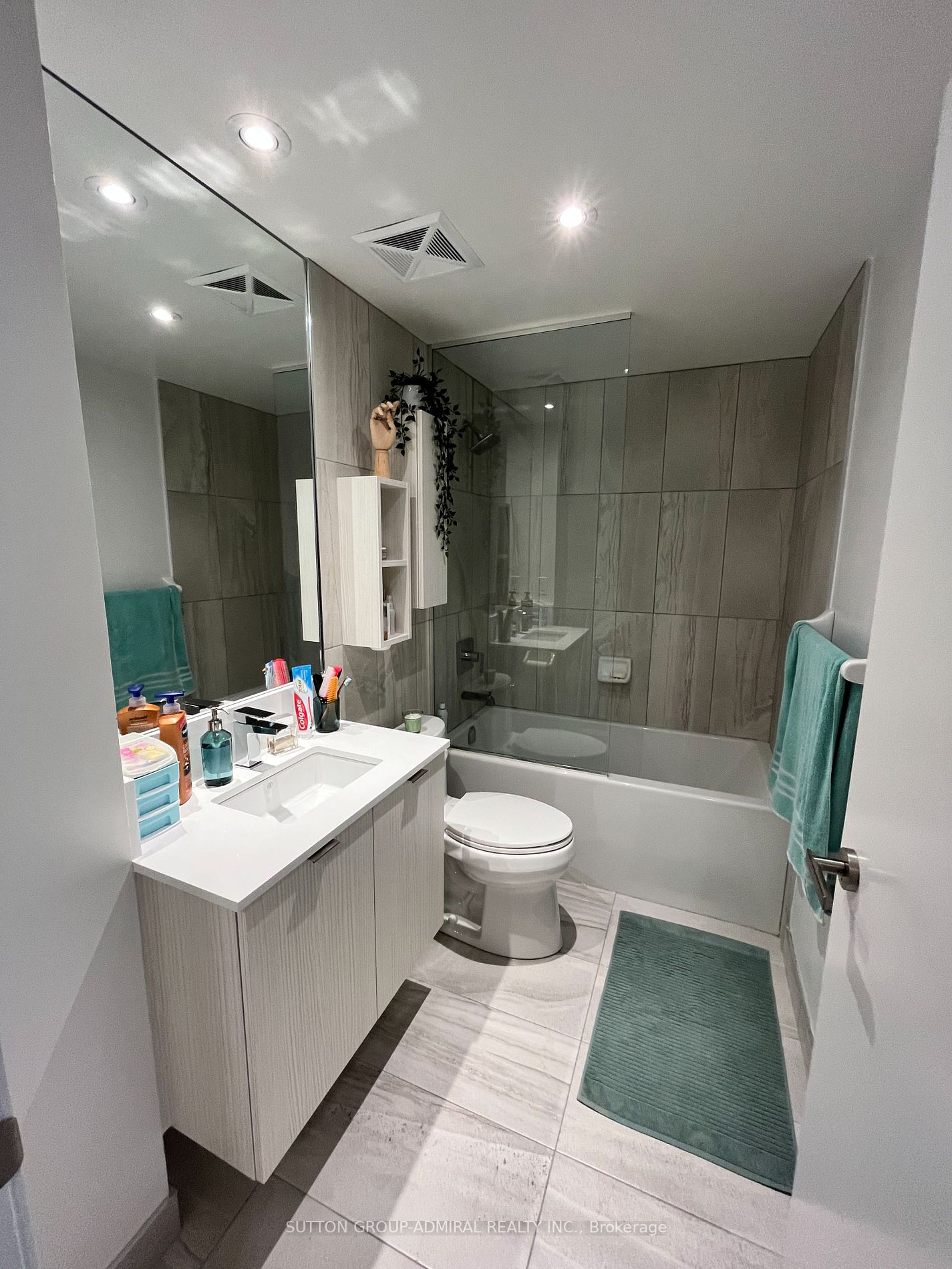 99 Broadway Ave, #2204