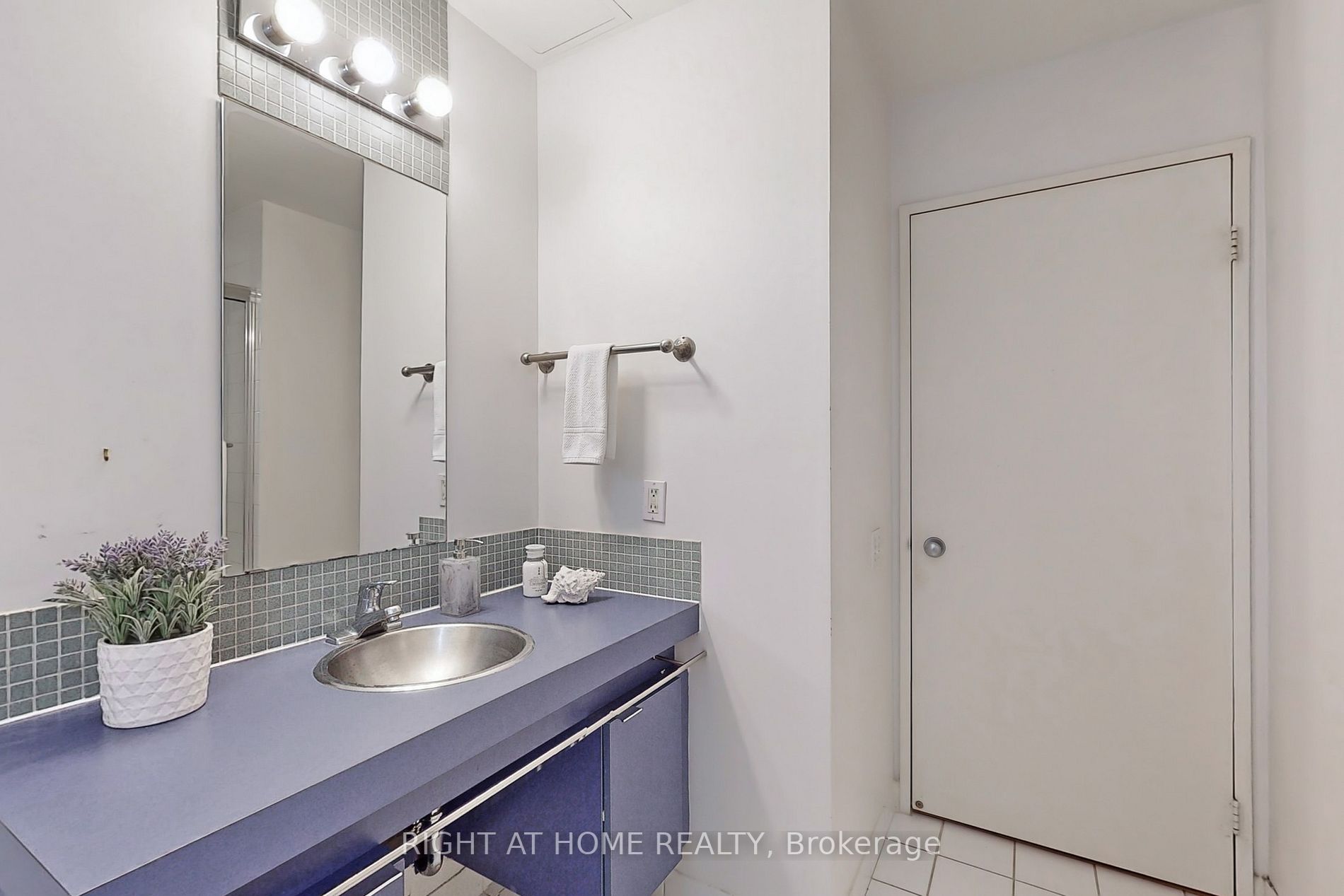 36 Charlotte St, #405