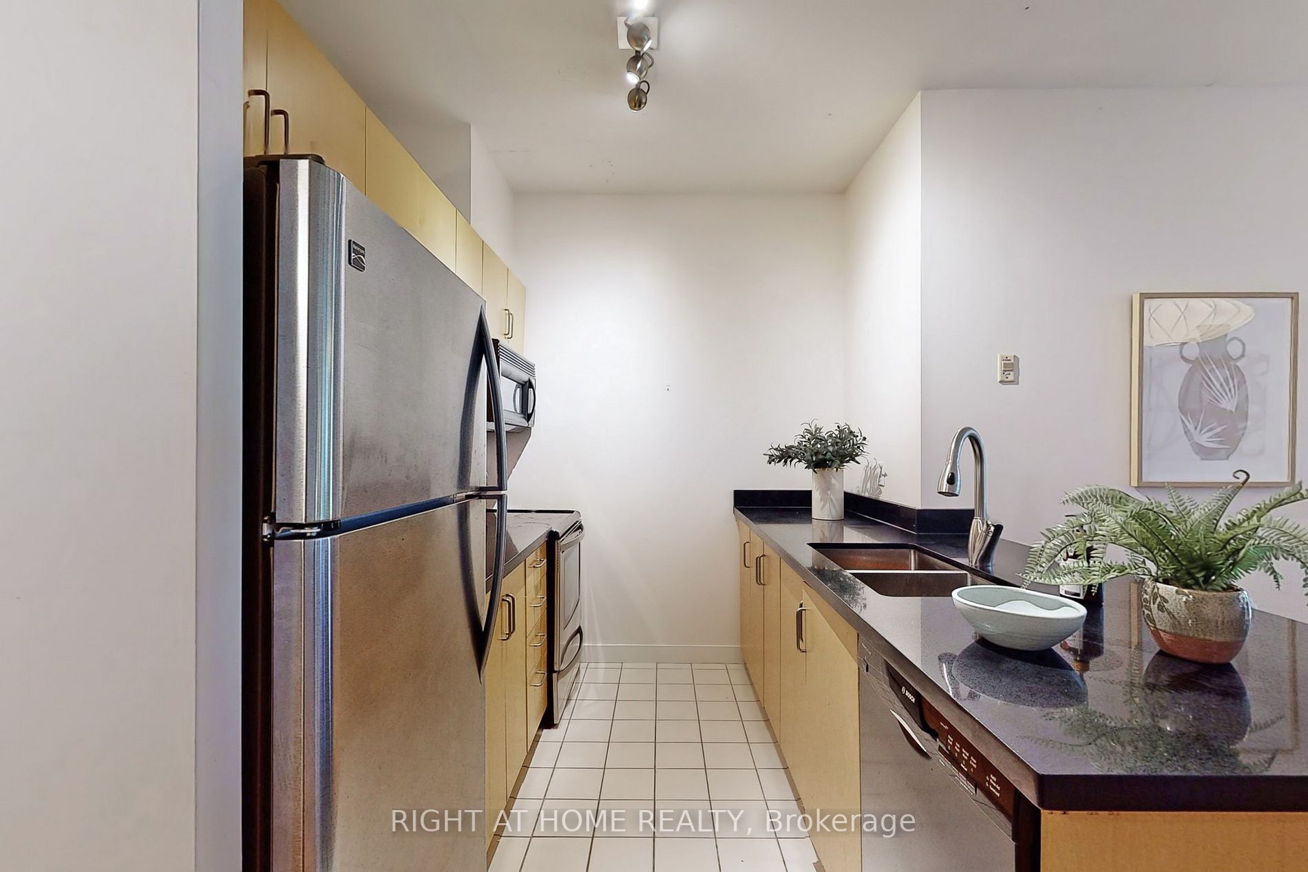 36 Charlotte St, #405