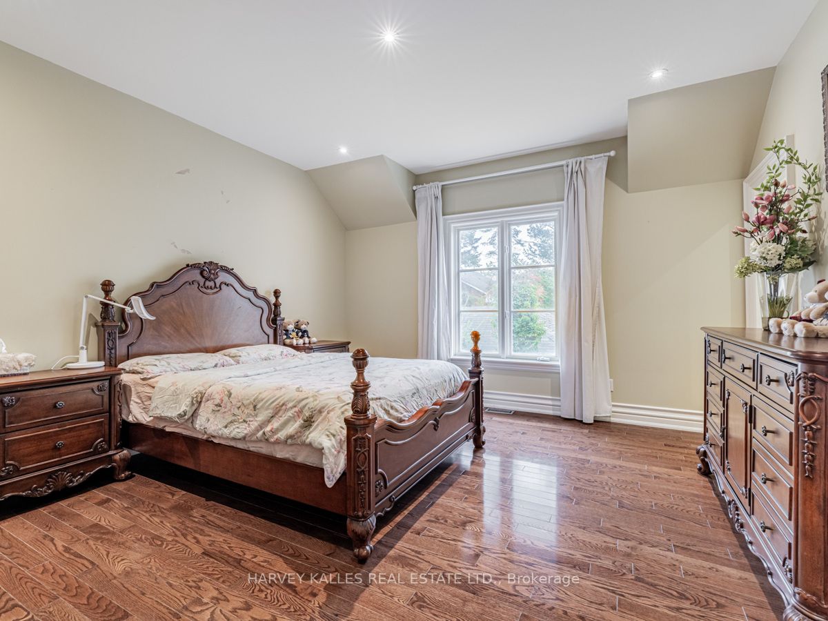 225 Lord Seaton Rd