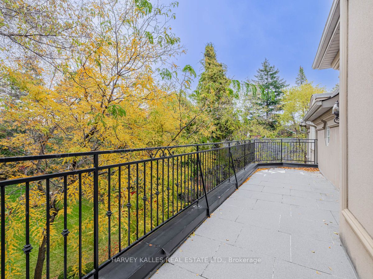 225 Lord Seaton Rd