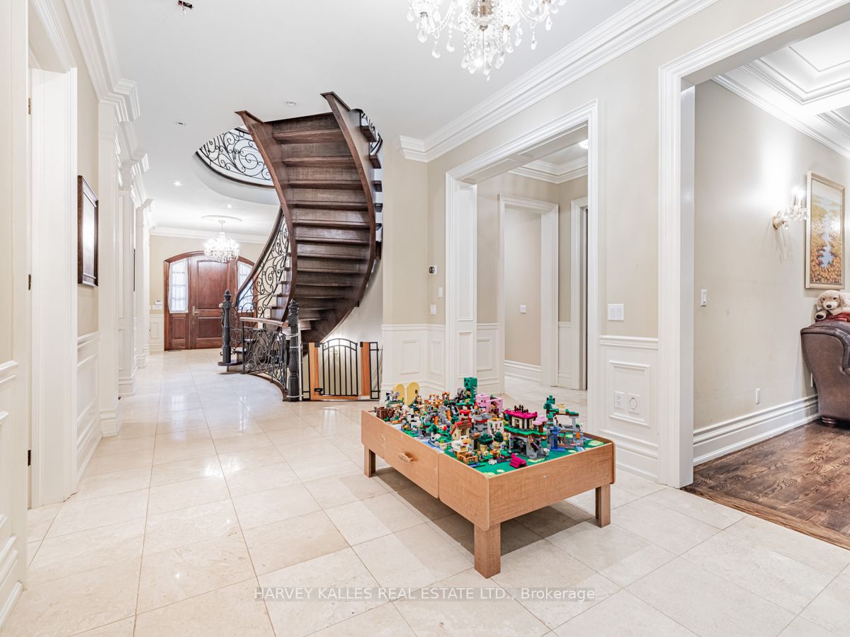 225 Lord Seaton Rd