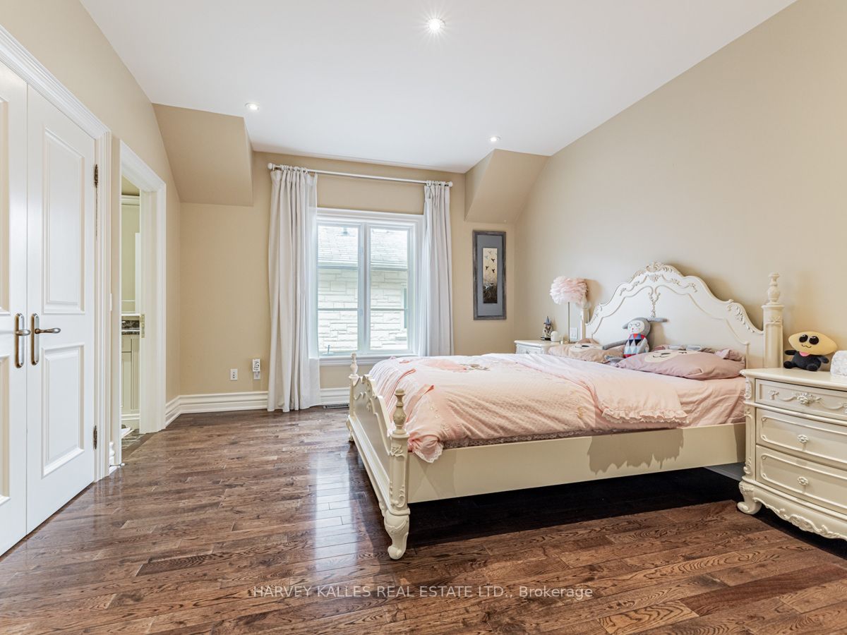 225 Lord Seaton Rd