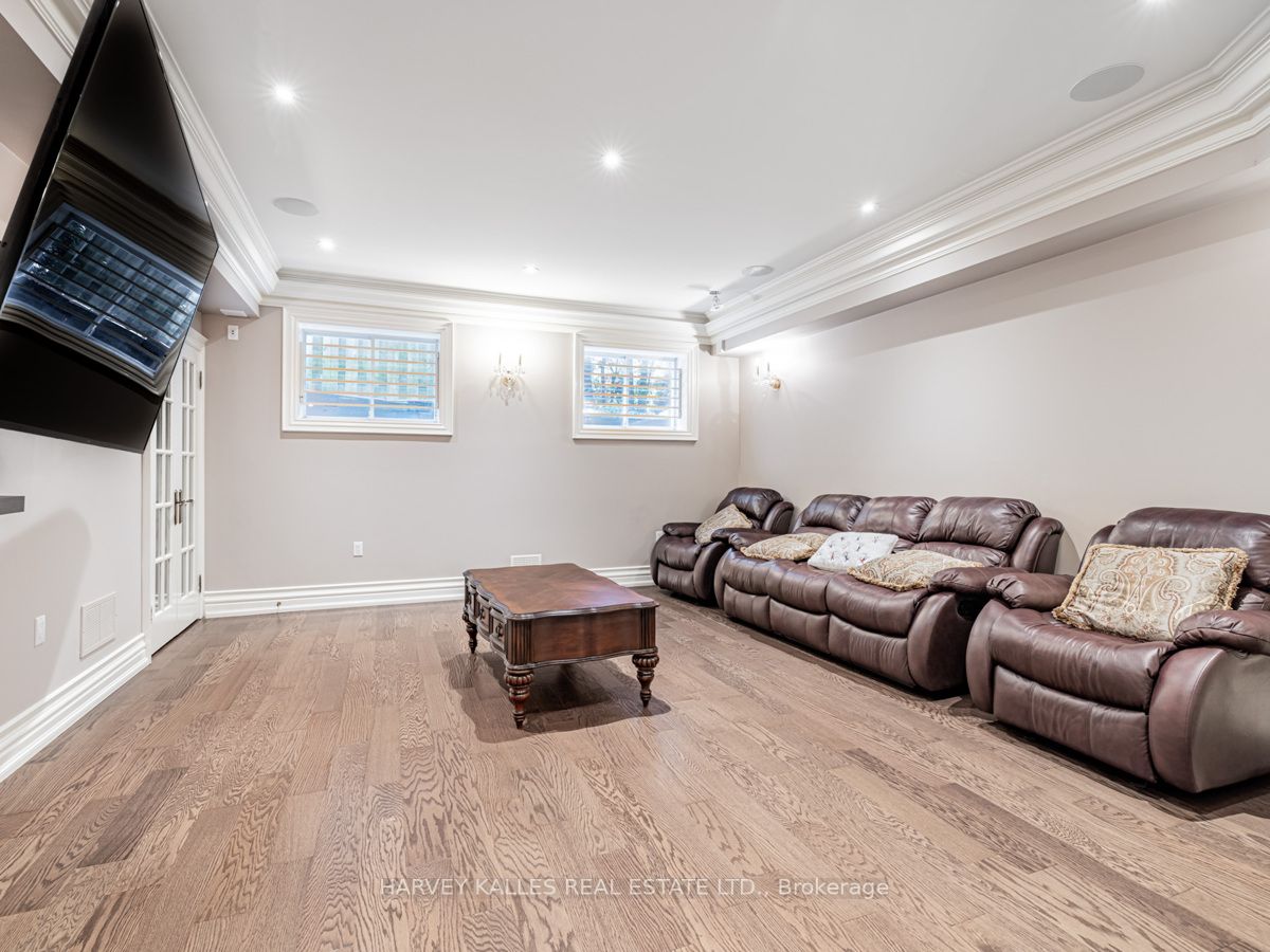 225 Lord Seaton Rd