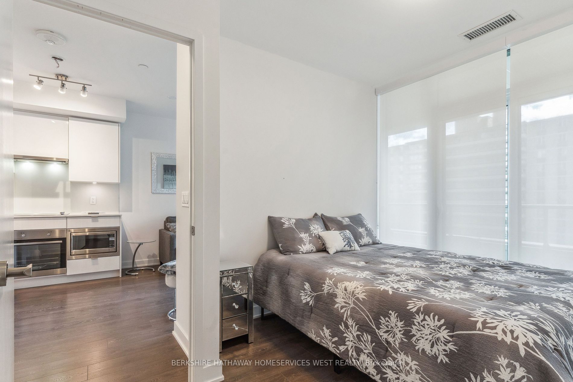 195 Redpath Ave, #605