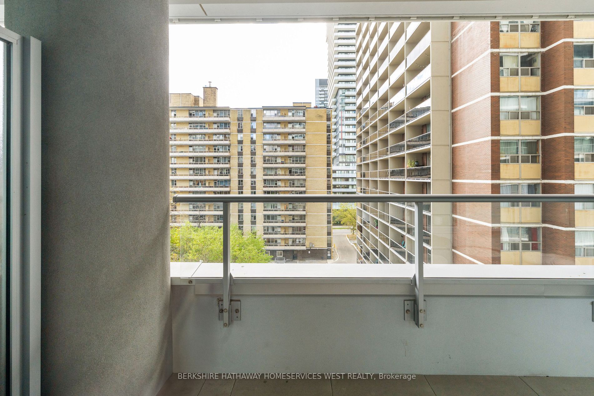 195 Redpath Ave, #605