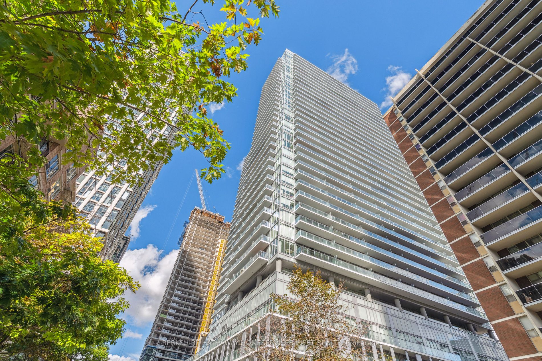 195 Redpath Ave, #605