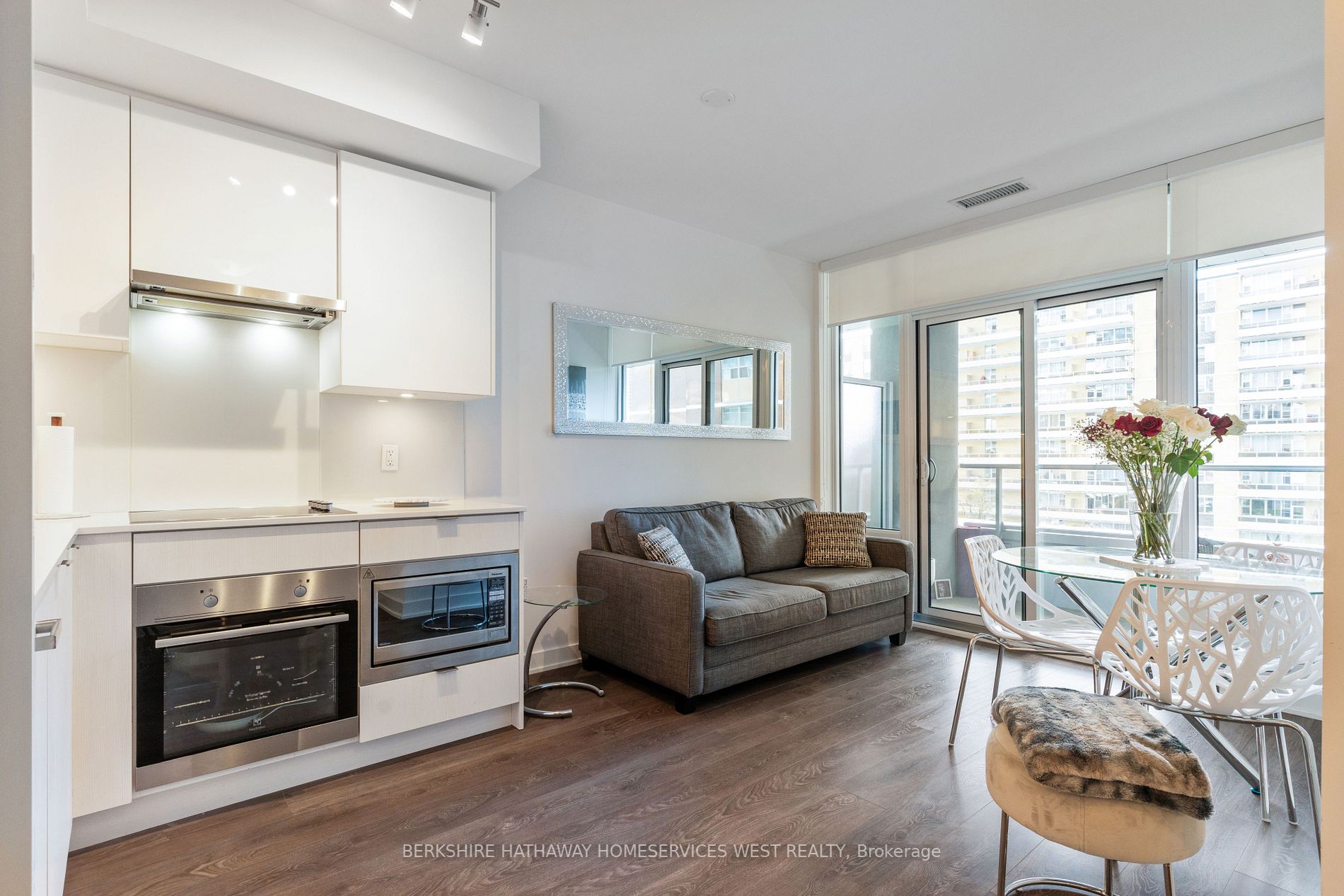 195 Redpath Ave, #605