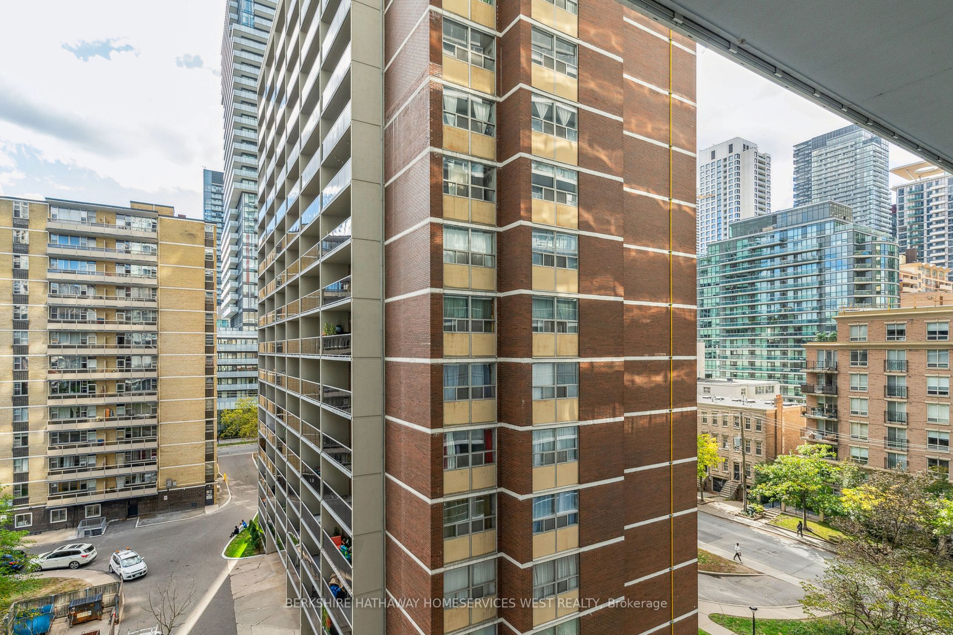 195 Redpath Ave, #605