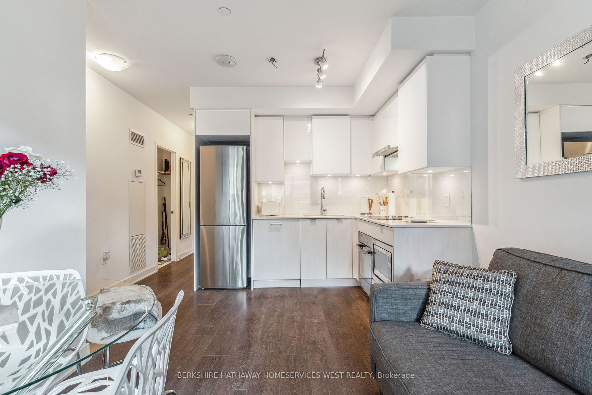 195 Redpath Ave, #605