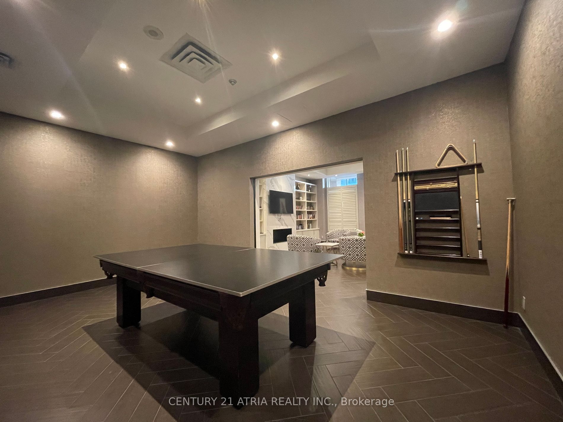 18 Kenaston Gdns, #404