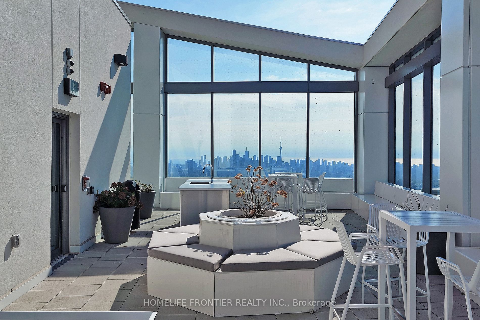 2221 Yonge St, #1808
