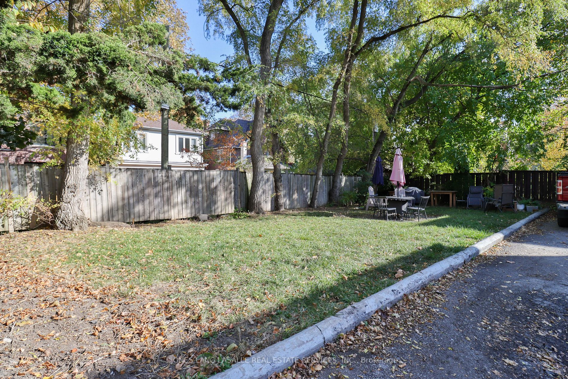 1687 Bathurst St