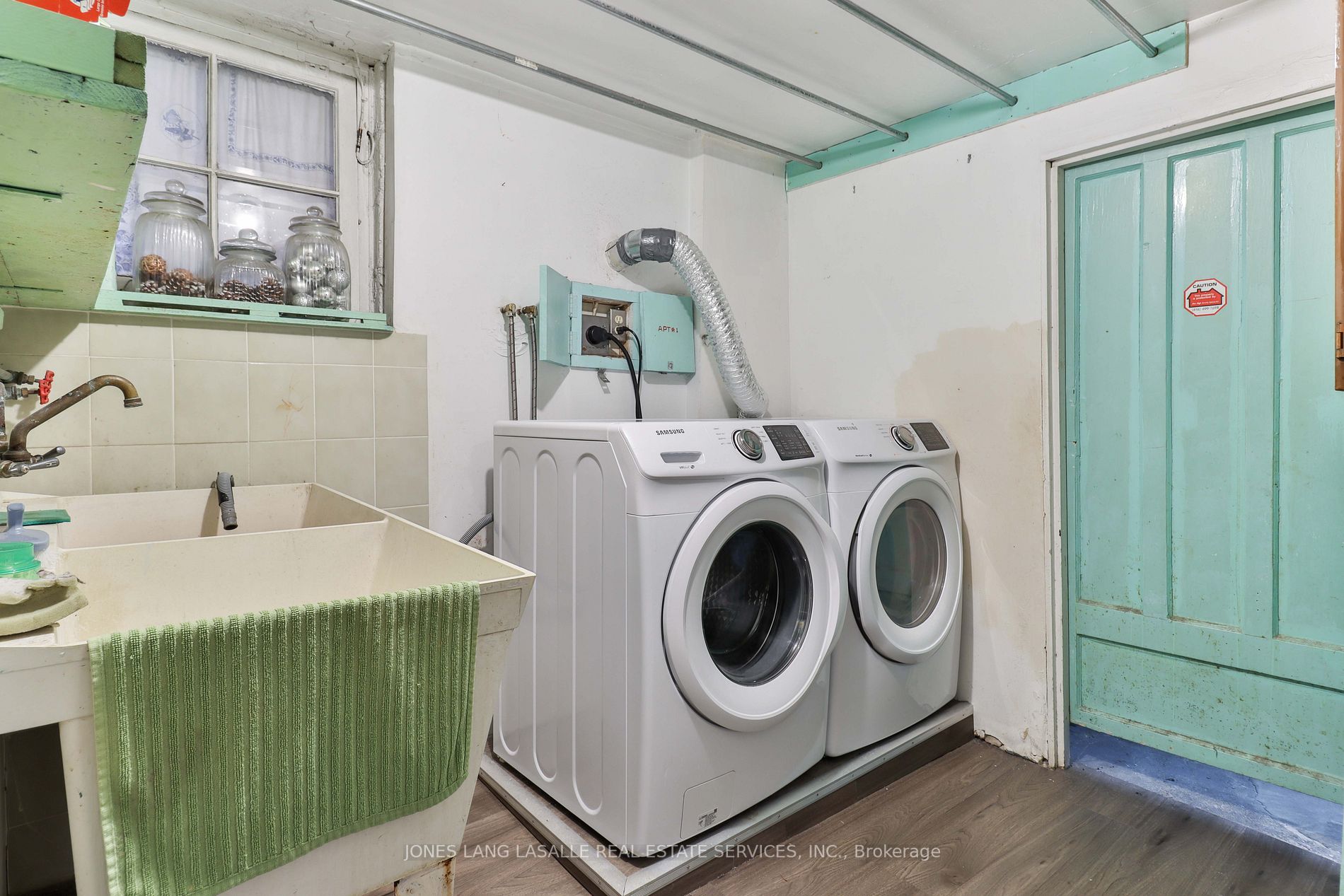 1687 Bathurst St