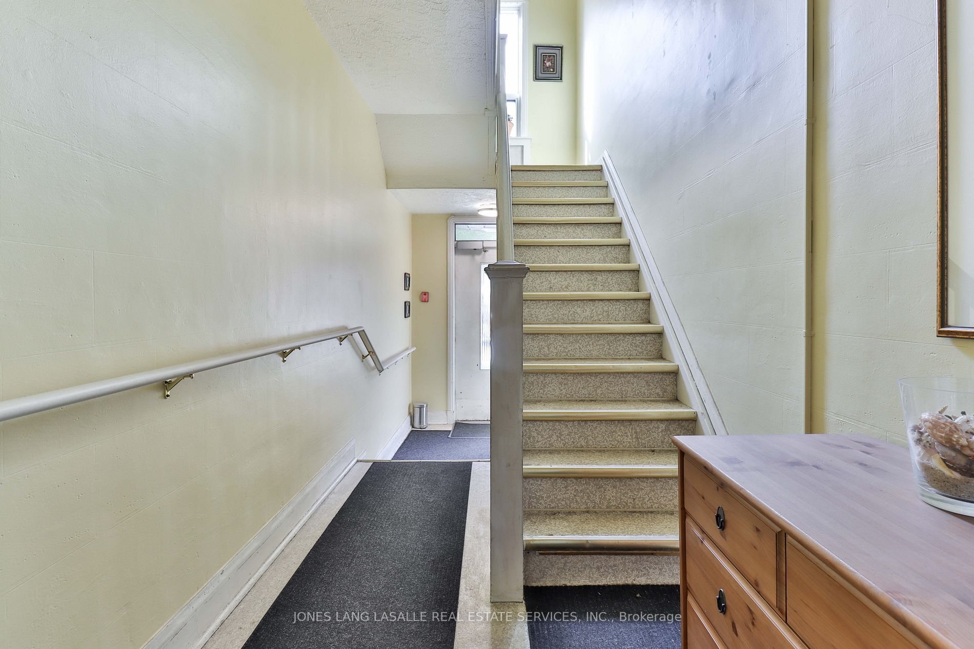 1687 Bathurst St