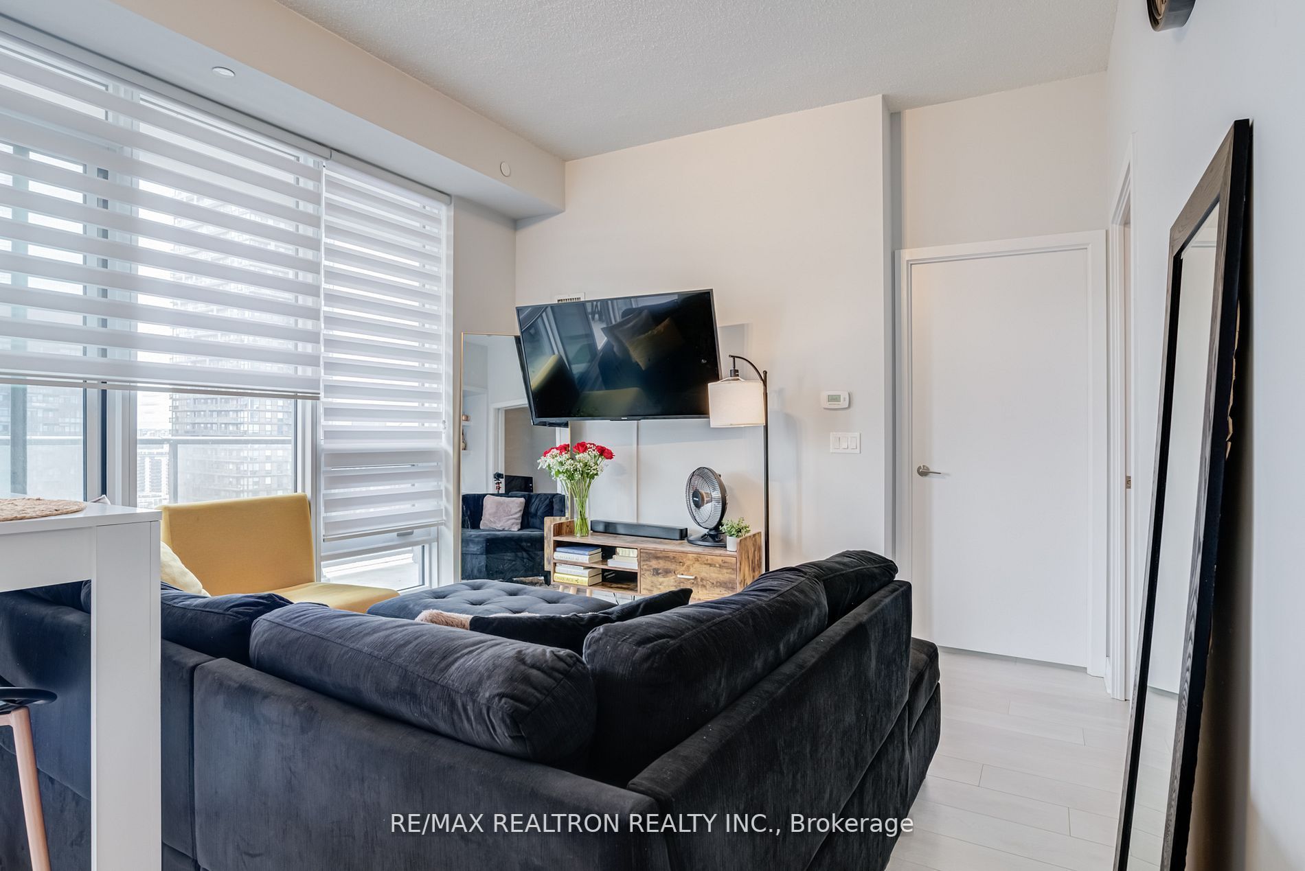 2221 Yonge St, ##2911