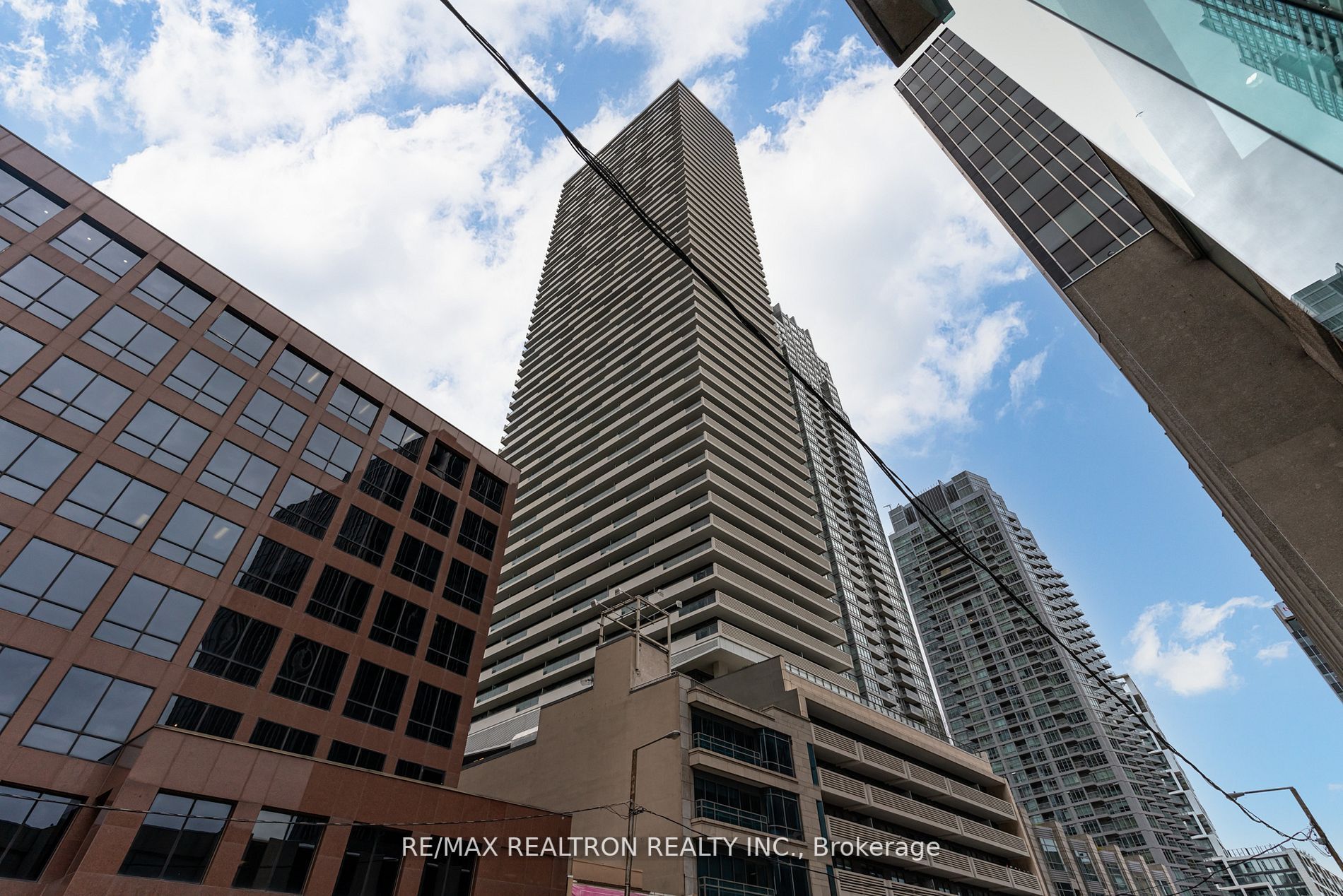 2221 Yonge St, ##2911