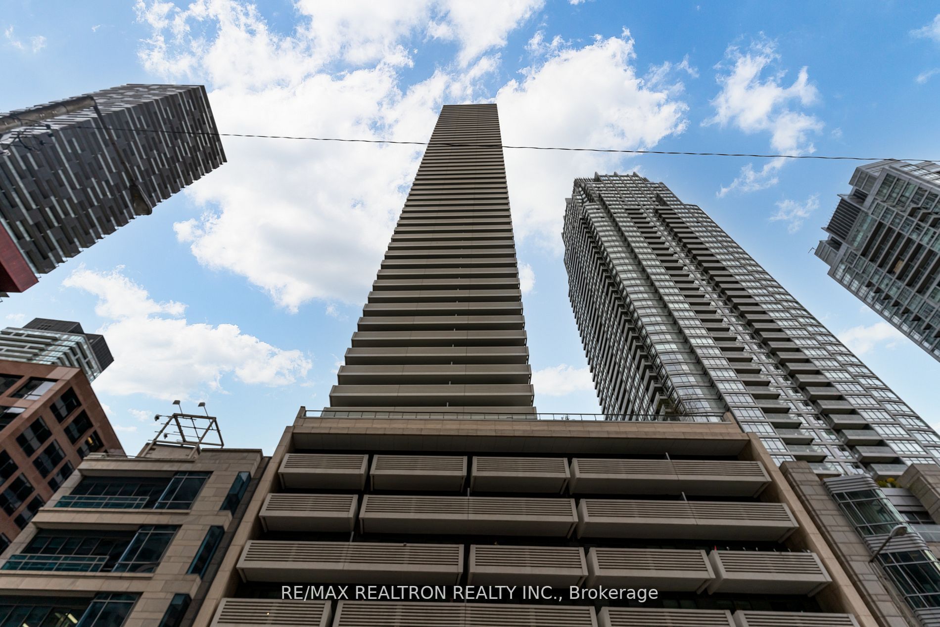 2221 Yonge St, ##2911