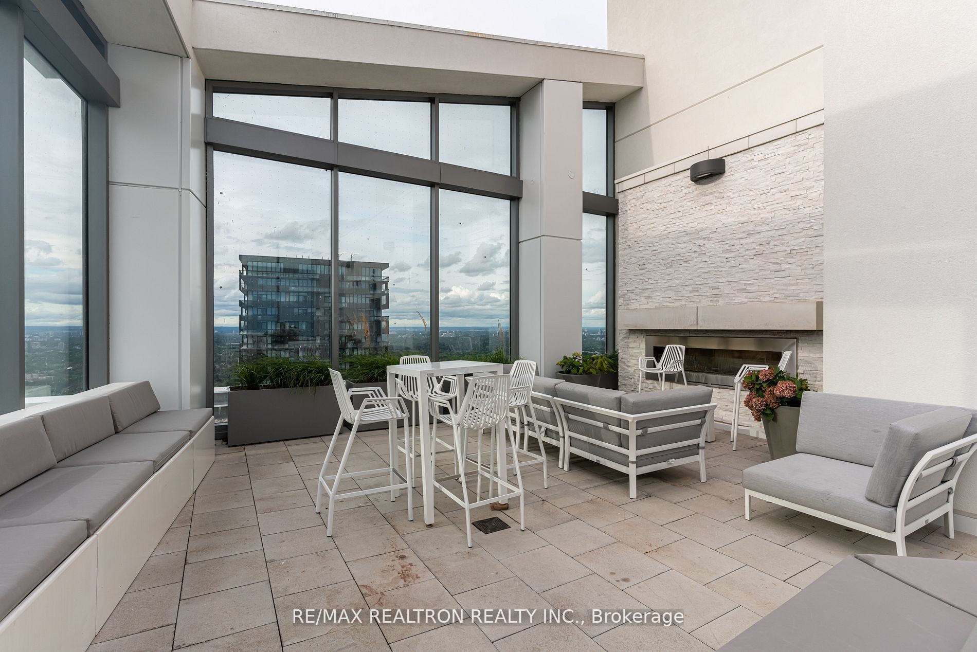 2221 Yonge St, ##2911