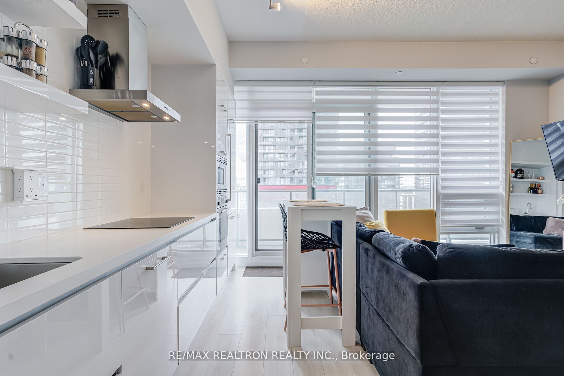2221 Yonge St, ##2911
