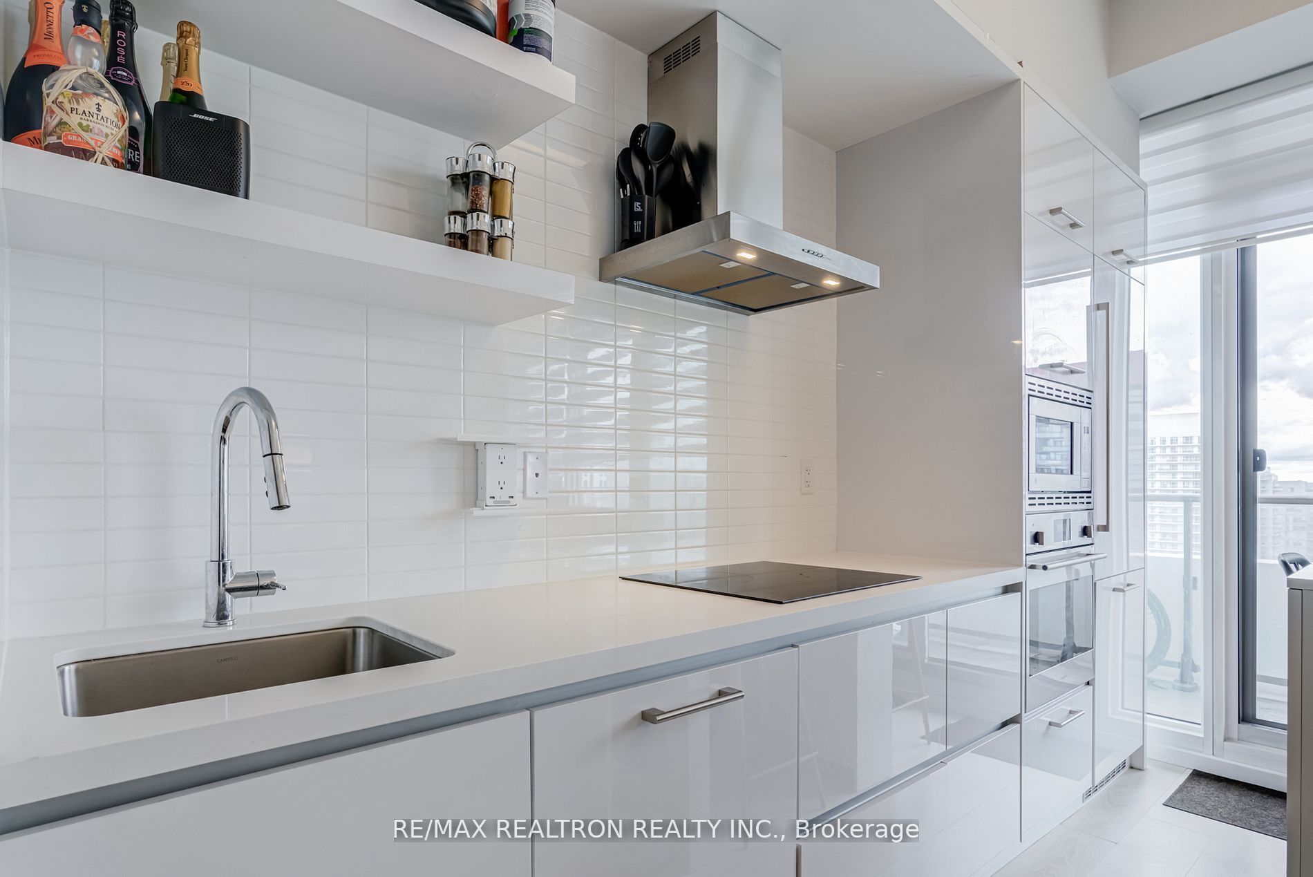 2221 Yonge St, ##2911
