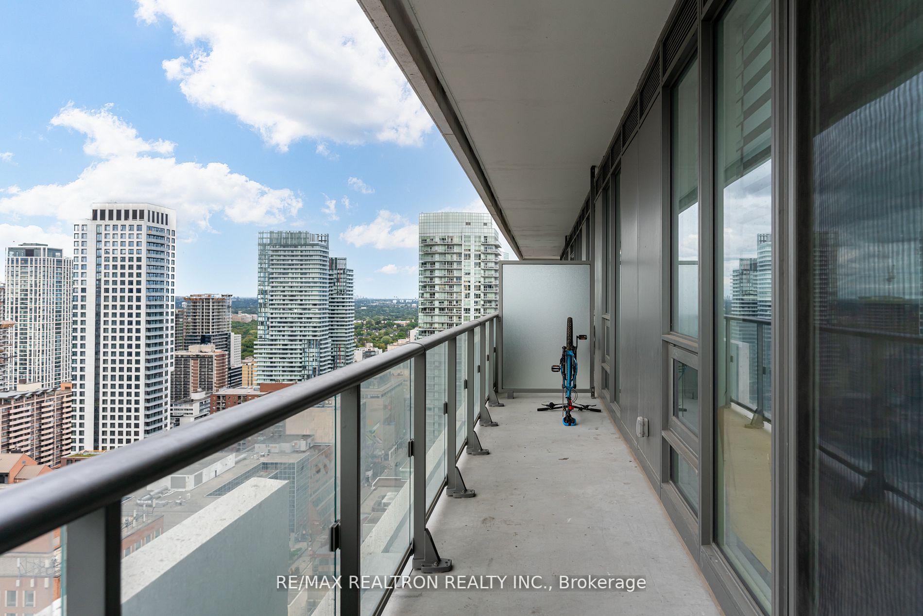 2221 Yonge St, ##2911