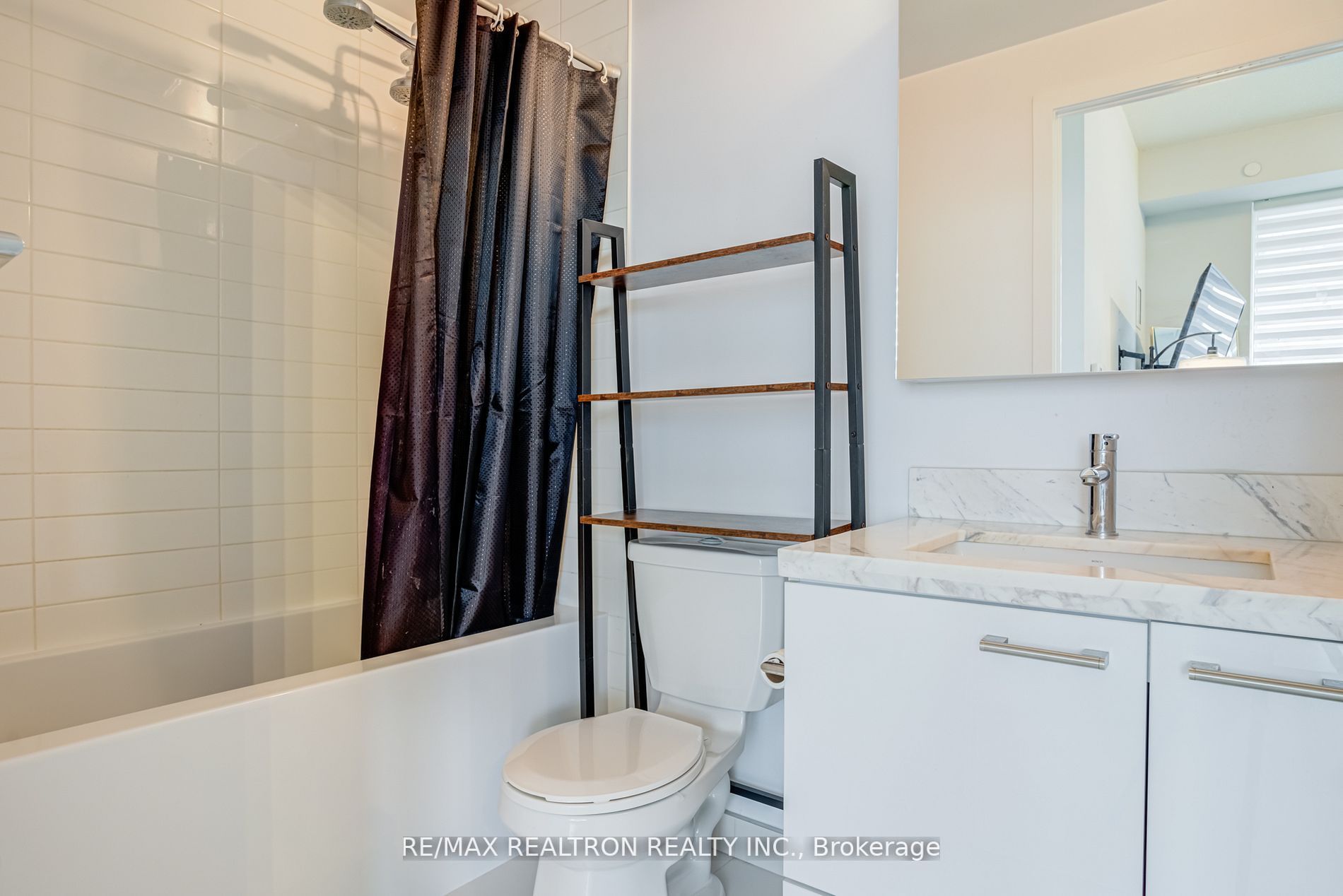 2221 Yonge St, ##2911
