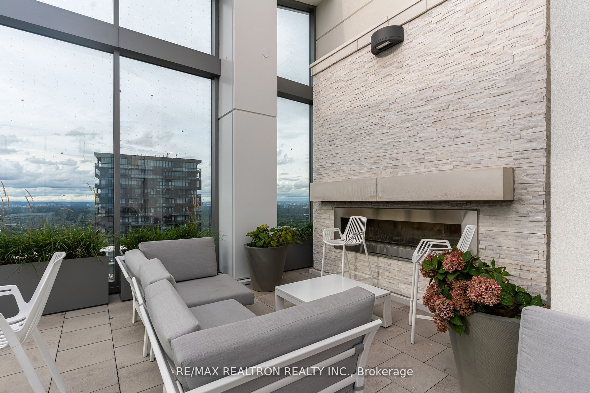 2221 Yonge St, ##2911