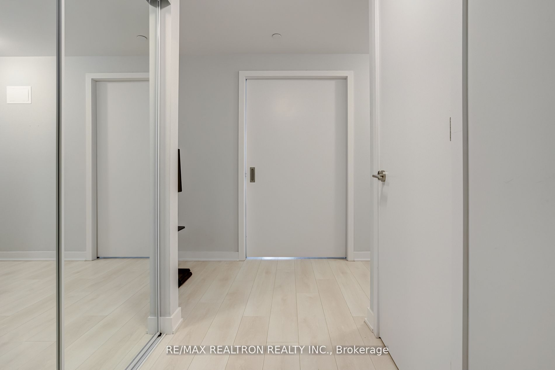 2221 Yonge St, ##2911