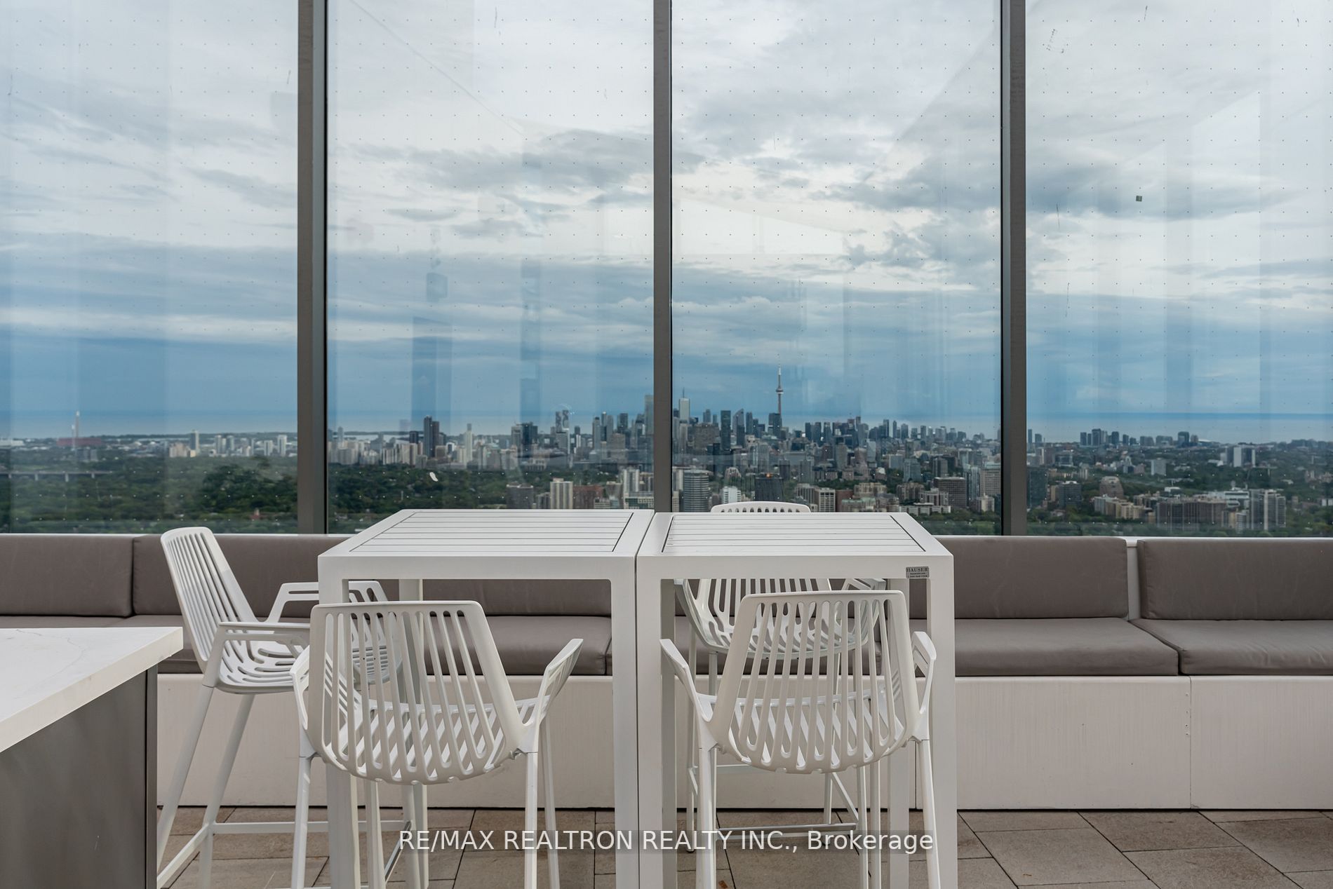 2221 Yonge St, ##2911