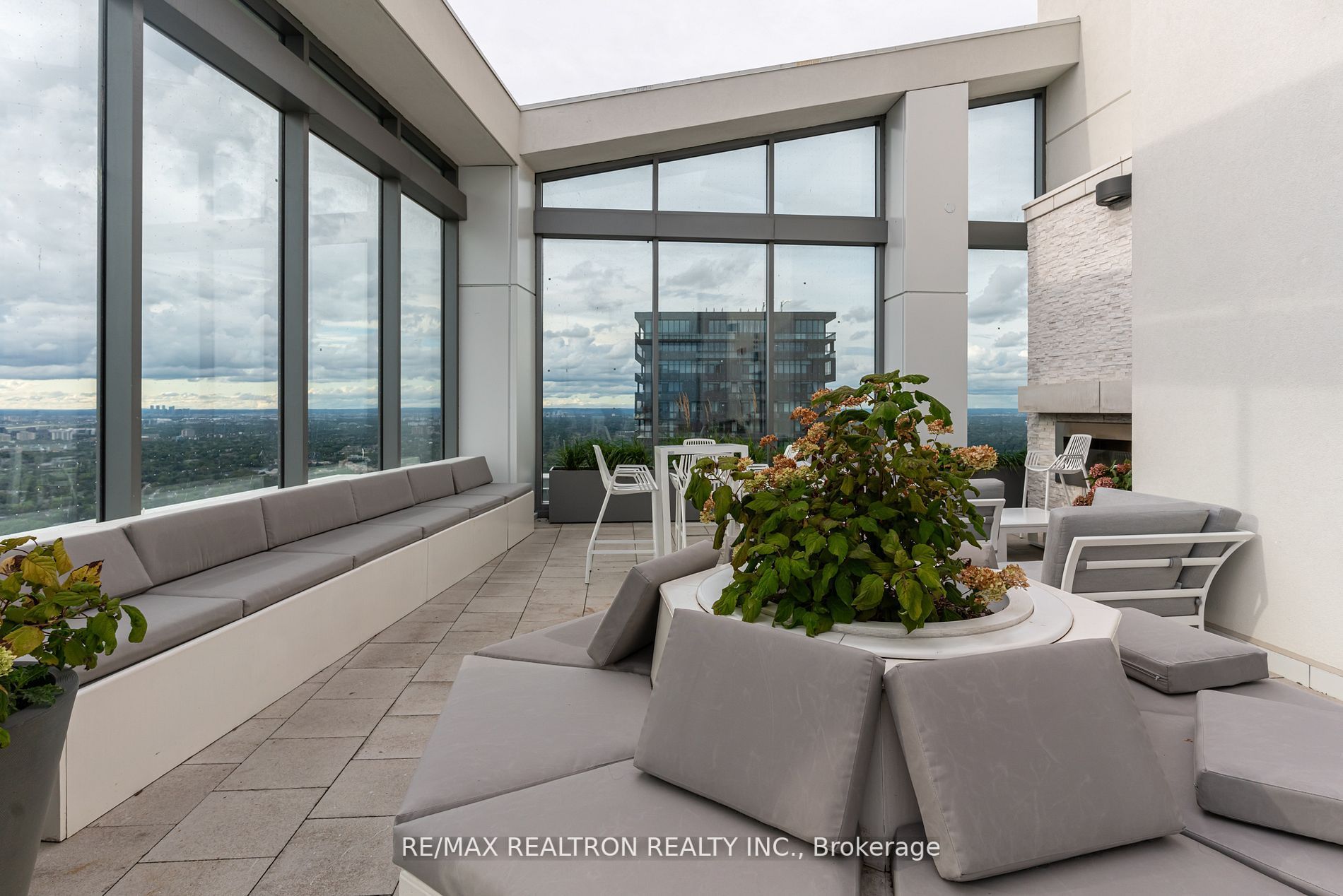 2221 Yonge St, ##2911