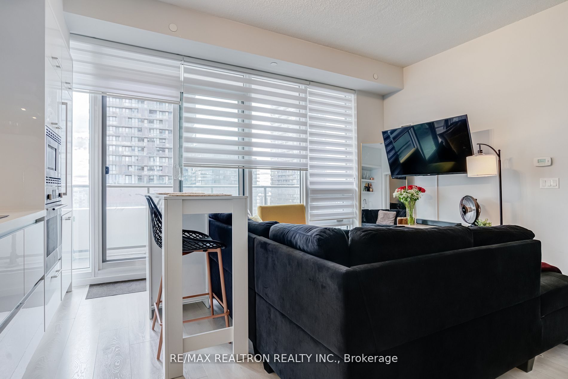 2221 Yonge St, ##2911