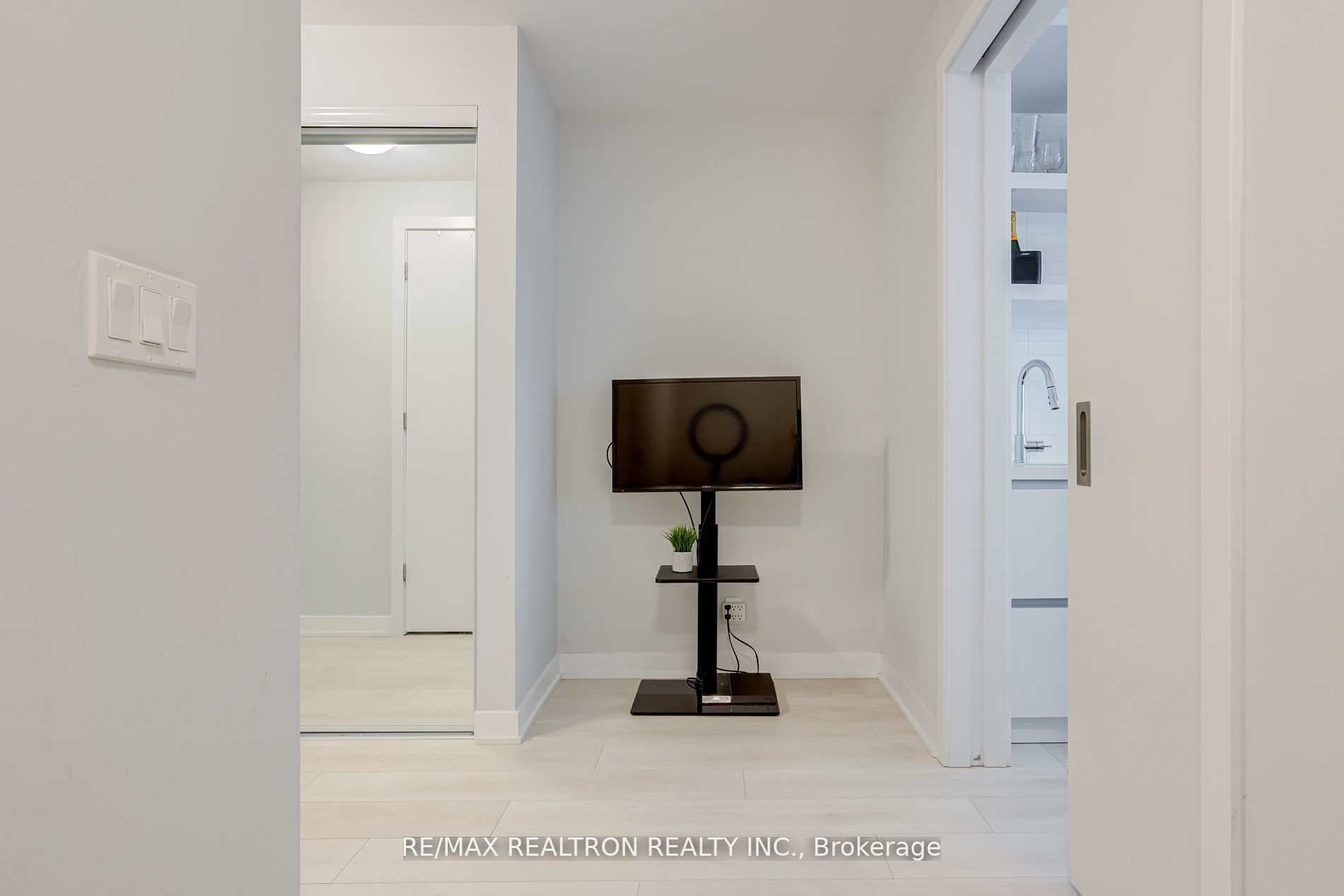2221 Yonge St, ##2911