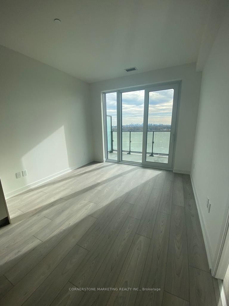8 Tippett Rd, #1607