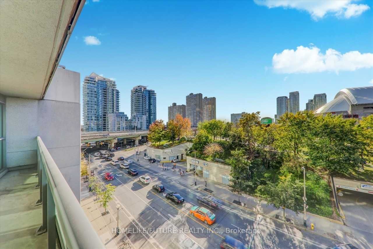 25 Lower Simcoe St, #618