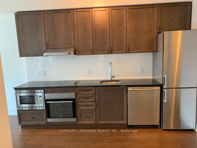 7 Kenaston Gdns E, #718