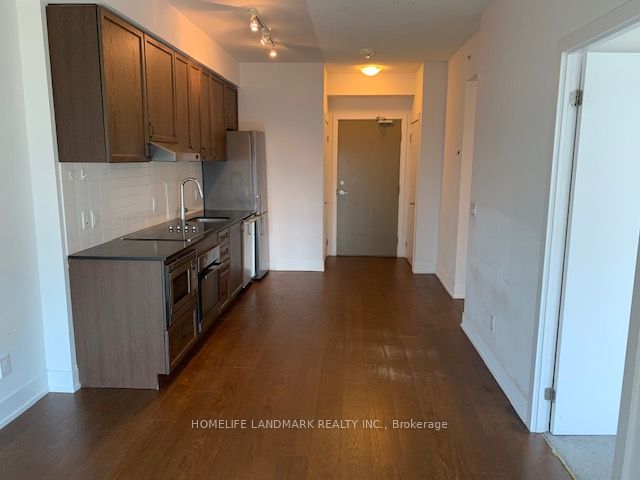 7 Kenaston Gdns E, #718