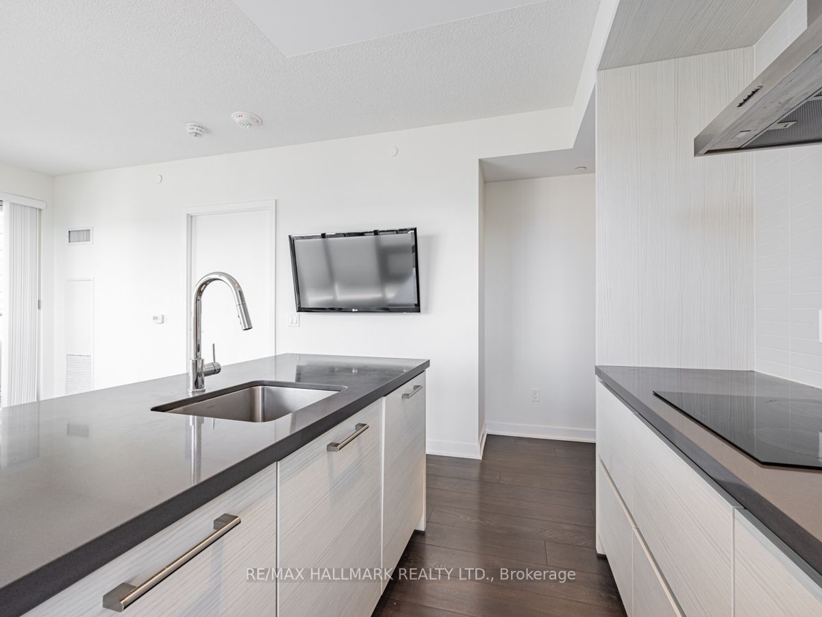 2221 Yonge St, #1909