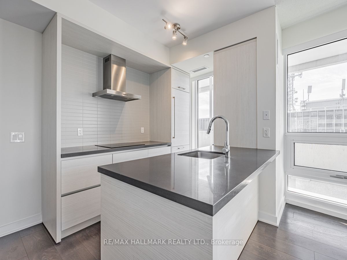 2221 Yonge St, #1909