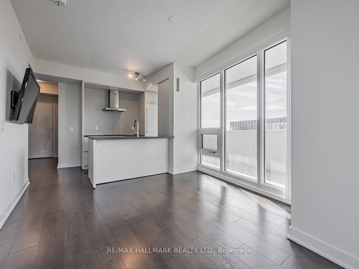2221 Yonge St, #1909
