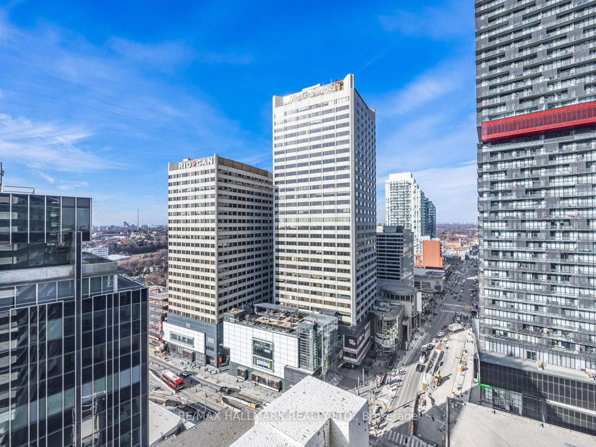 2221 Yonge St, #1909