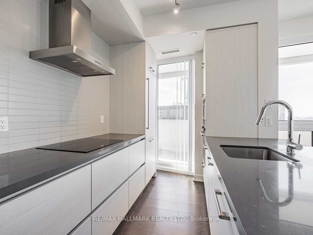 2221 Yonge St, #1909