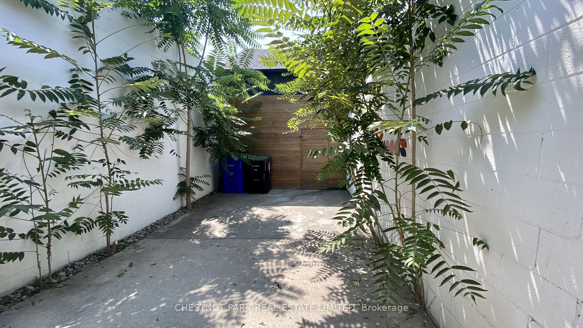 797 Queen St W