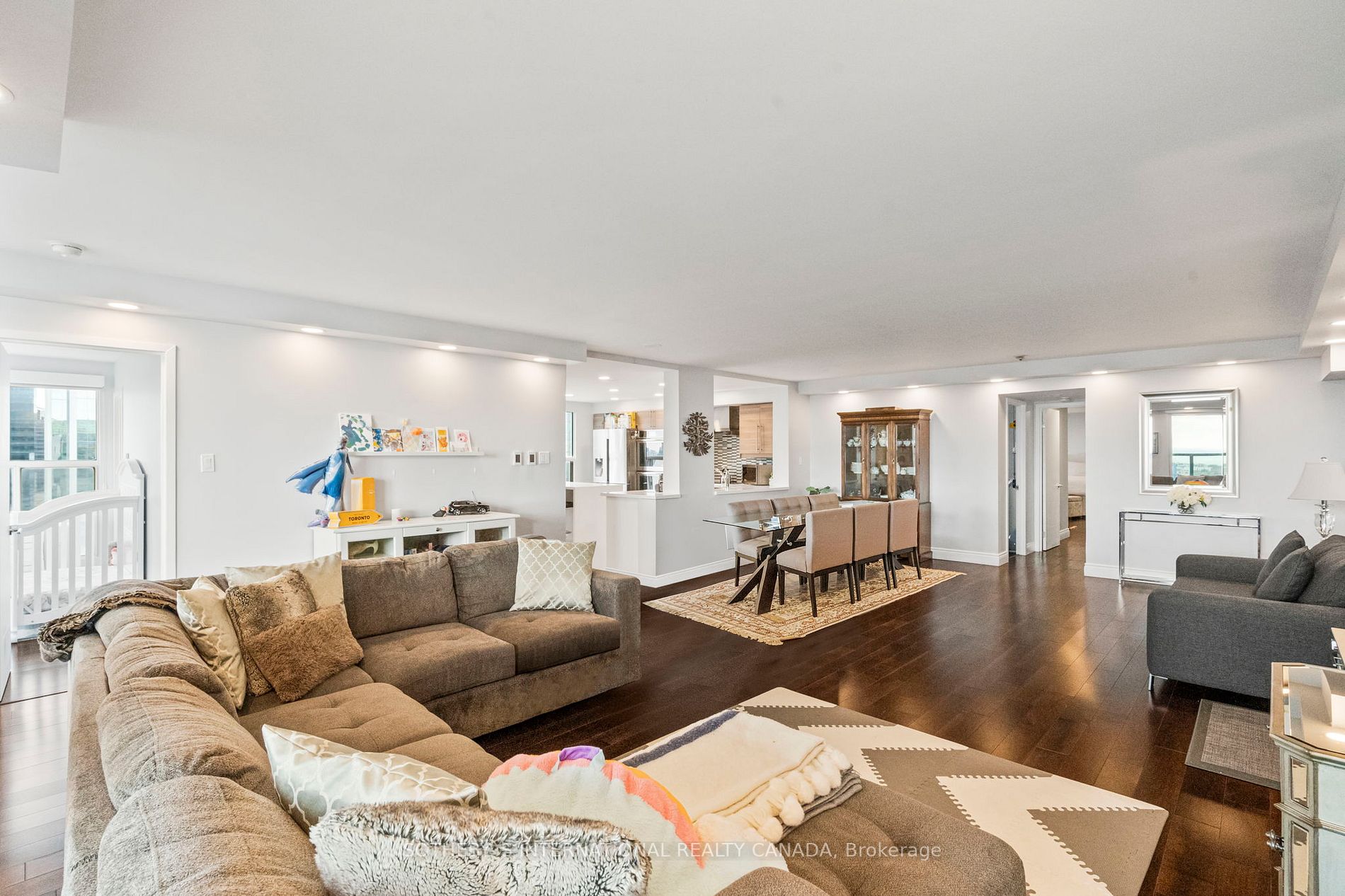 77 Harbour Sq, #3701