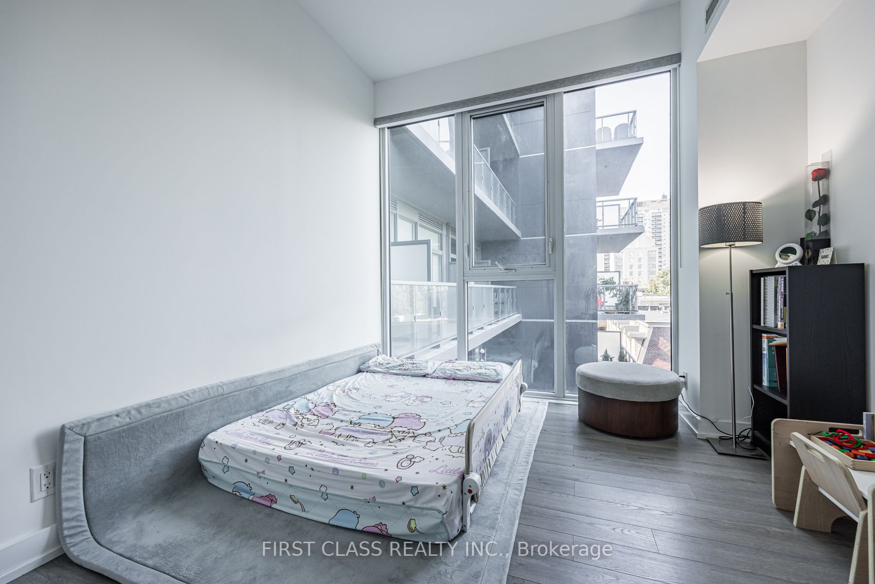 6 Parkwood Ave, #501