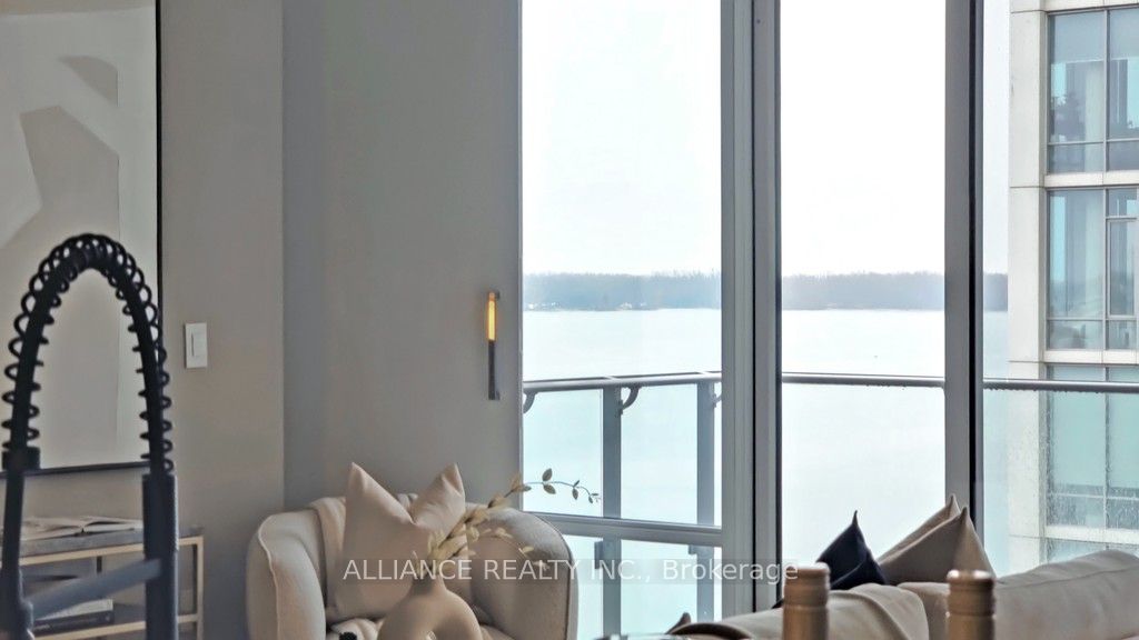 29 Queens Quay E, #813