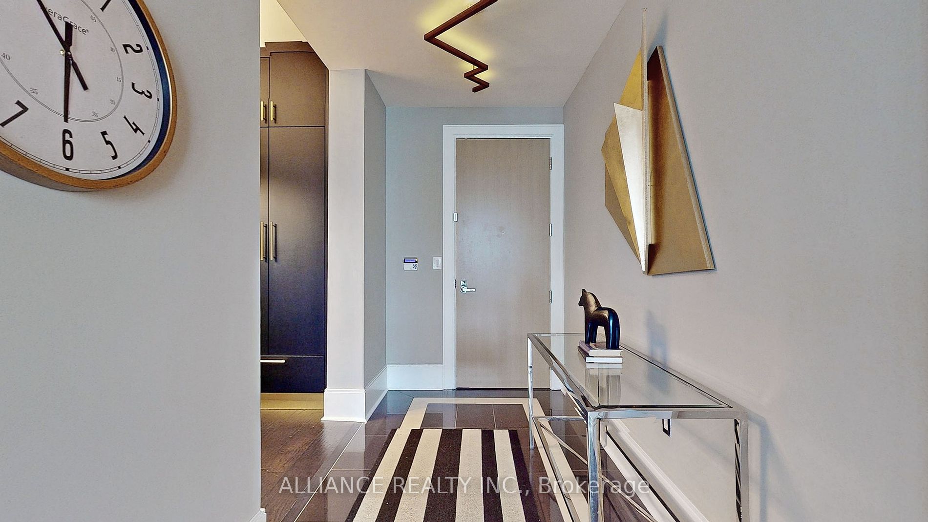 29 Queens Quay E, #813